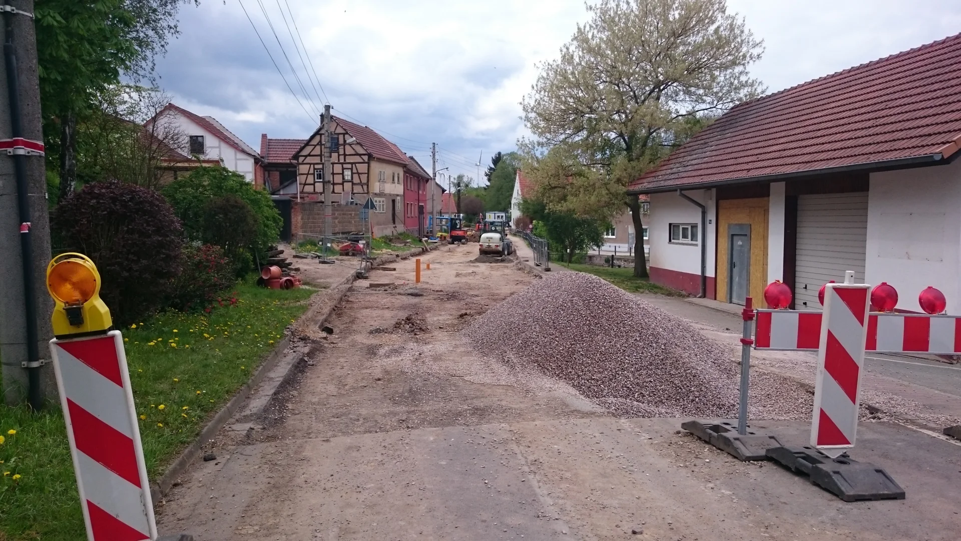 Bild: 2017 wird das Mittelstück der Ballstädter Hauptstraße grundhaft ausgebaut. Leider reichte das Geld nicht für die Erneuerung des angrenzenden Gehweges.