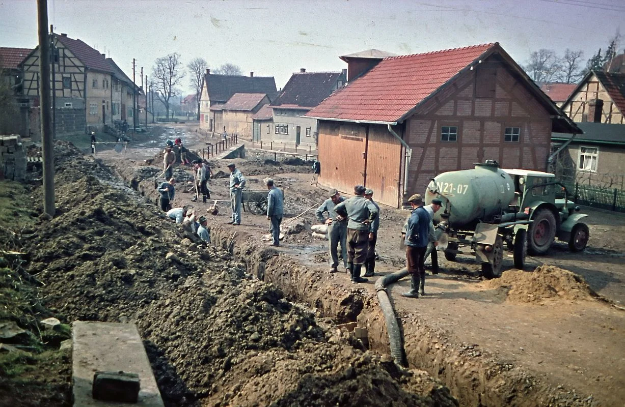 Bild: Rückblick in die 60er Jahre, das gleiche Mittelstück der Hauptstraße bei der Verlegung der Abwasserleitung. (Foto Werner Gruschwitz)