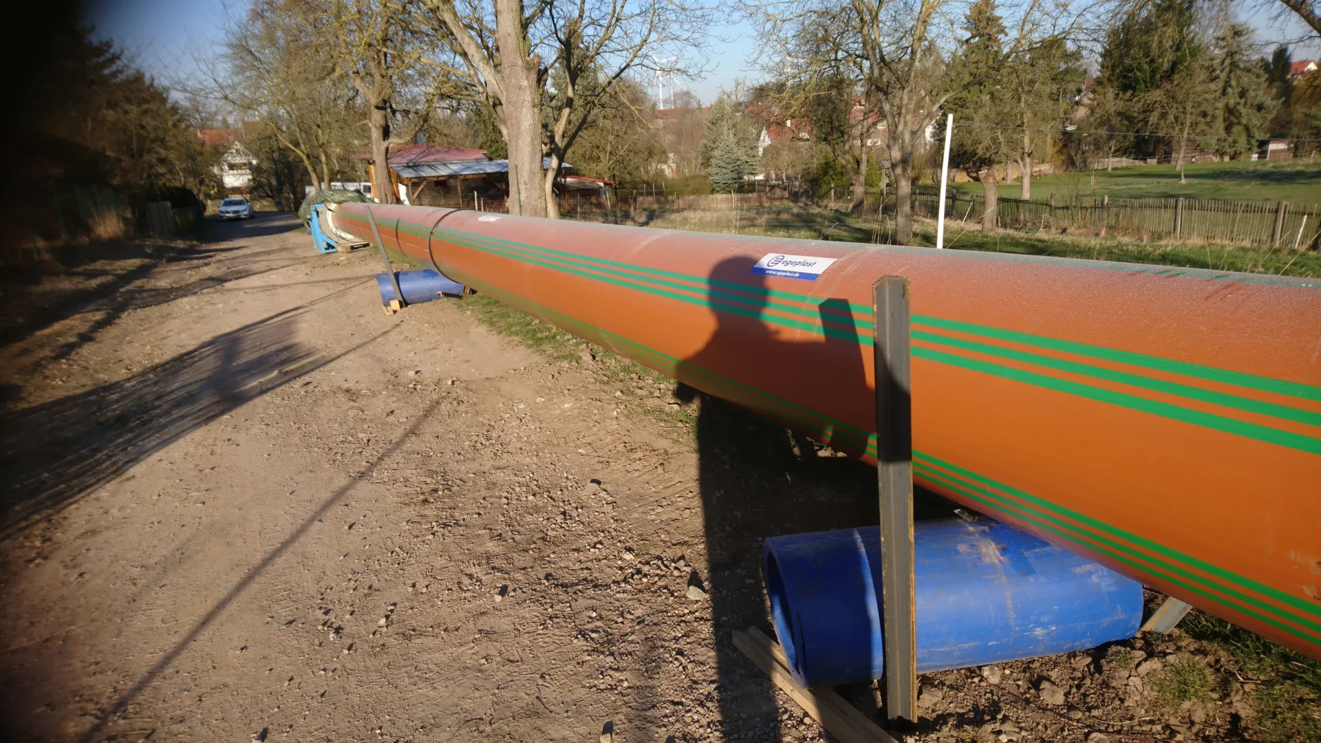 Bild: Hier sieht man den Weg zur Langen Seite, auf dem die 600er Rohre vormontiert, in einer Länge von 230 m komplett unterirdisch von der Stubengasse bis zur Pfaffenhöfer Straße eingezogen wurden. Auf diesem Weg wird die Tonna dreimal gekreuzt.