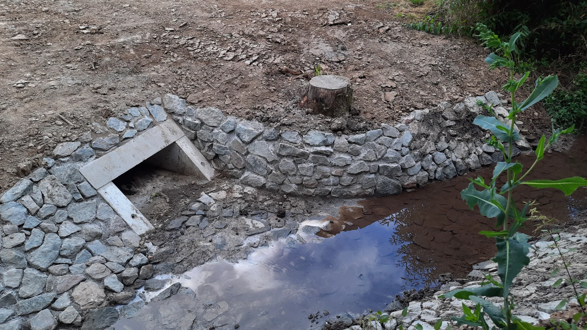 Bild: Zwischen Pfaffenhöfer Str. 5 und 6, hier kommt der Außengebietskanal an der Tonna an. Durch seinen Querschnitt von ca. 1 m2 ist die Ableitung großer Wassermengen nun problemlos möglich.