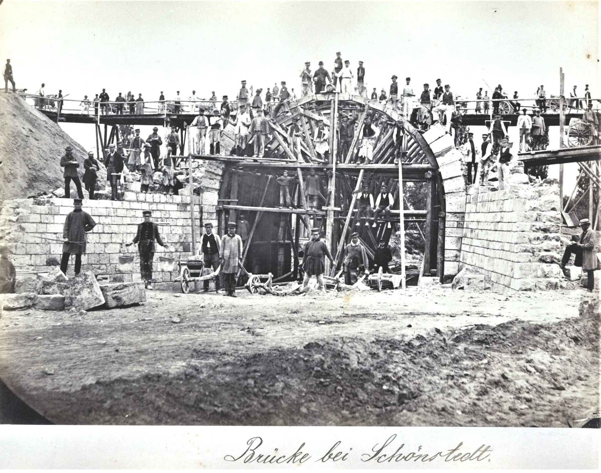 Bild: Bauzustände der gewölbten Wegunterführung in Schönstedt 1869. Ähnlich wird auch die Brücke gebaut worden sein, über die die Straße von Ballstädt nach Westhausen verläuft. (Foto: Stadtmuseum Bad Langensalza)