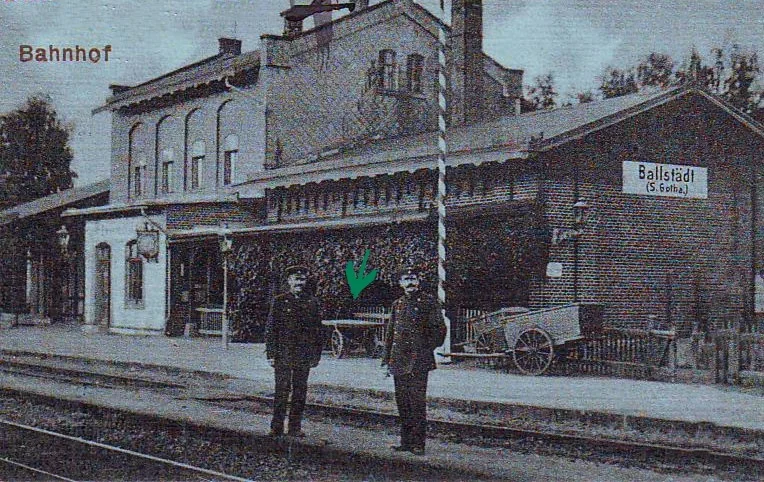 Bild: Postkarte vom Bahnhof Ballstädt von 1910, zwischen den zwei Eisenbahnern ist im Hintergrund ein Gepäckwagen (Pfeil) zu sehen. Dieser existiert heute noch, denn er wird zum jährlichen Waidfest verwendet. (Foto Stadtmuseum Bad Langensalza)