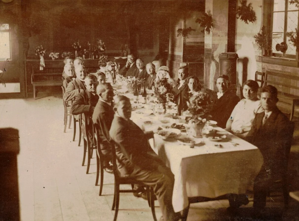 Bild: Auf dem ehemaligen Saal der Bahnhofsgaststätte, Hochzeit von Else und Karl Kotsch 1929, v.r. Willi Wittich