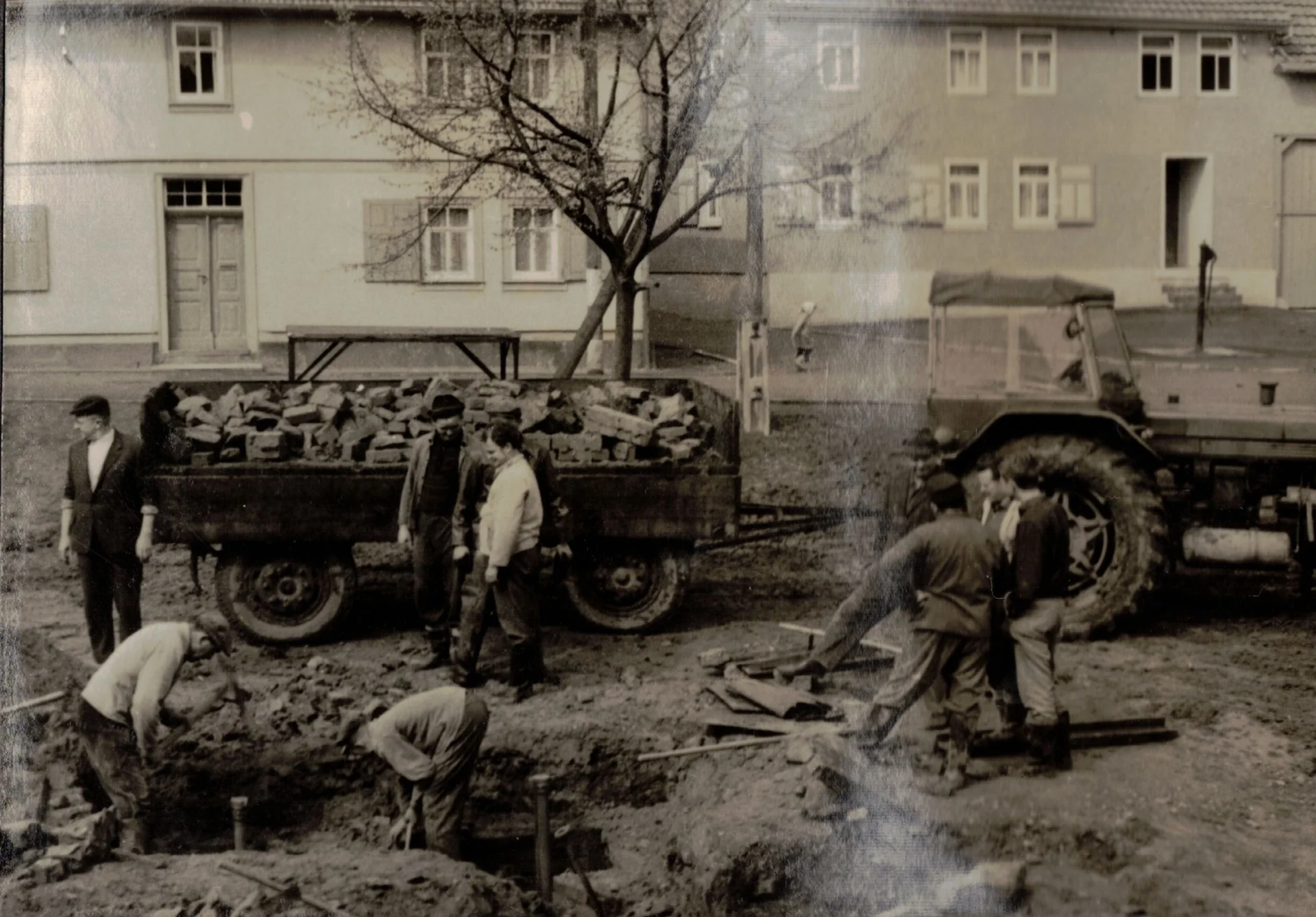 Bild: Rückblick: Reinigung der Oberschwemme und Arbeiten am Abfluss im Mai 1969 (Foto Edith Lampert)