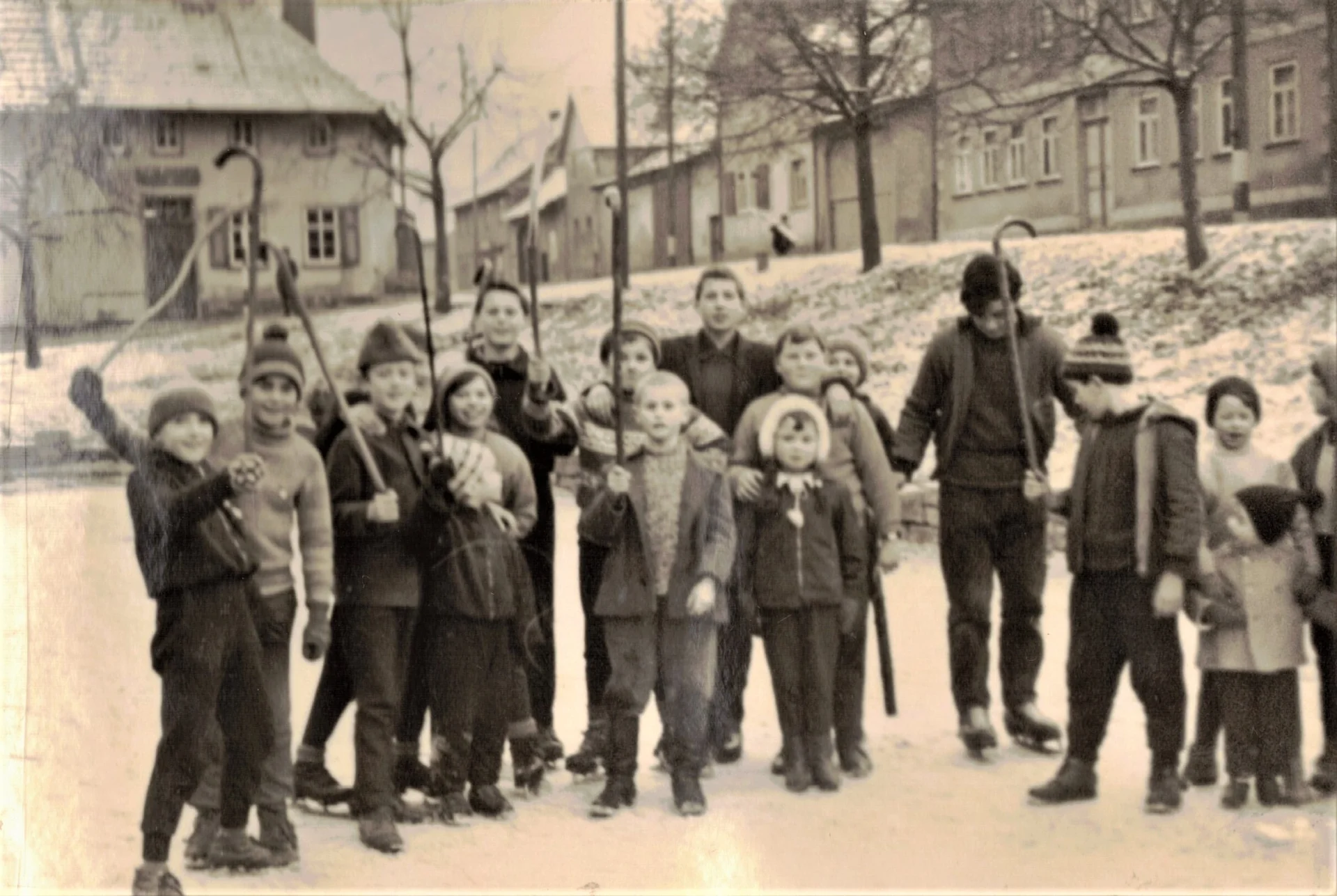 Bild: Rückblick: Eishockey auf der Oberschwemme 1968, Volker Krämer, Uli Mischnik, Ingolf Stetefeld, Matthias Stellmacher, Viola Kahlhardt, Rudi Mayer, Gerald Kotsch, Michael Stellmacher, Wolfram Ernst, Detlef Elmich, Kerstin Reichardt (geb. Elmrich, mit Mütze), ..., Jürgen Winkler, Dietmar Stellmacher, Christine Brandt, Jens Brandt. (Foto Edith Lampert)