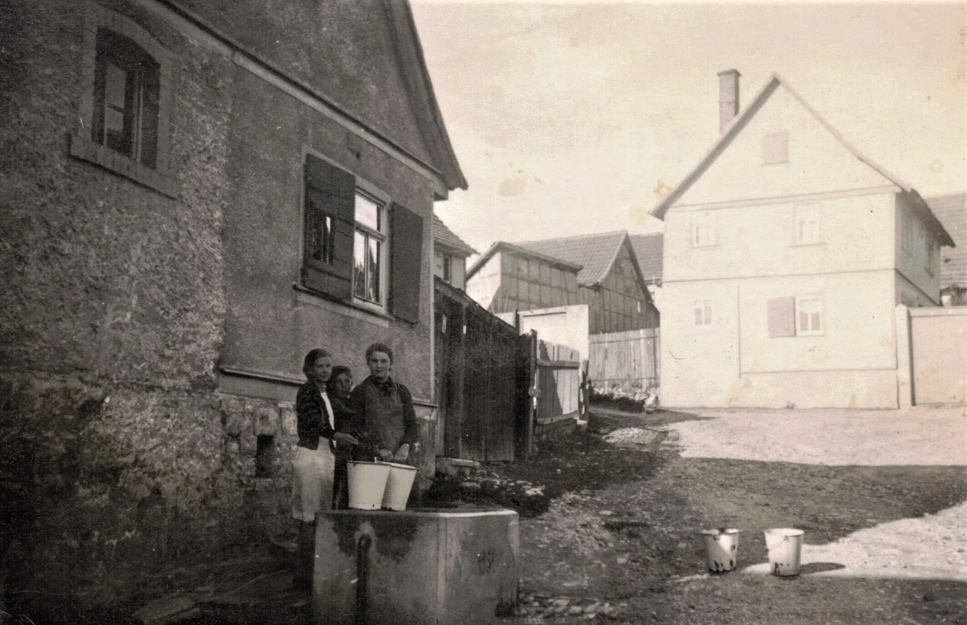 Bild: Ehemaliger Brunnen in der Mitte der Pfaffenhöfer Straße, 1931 wurde er erneuert. (Foto Manfred Franke)