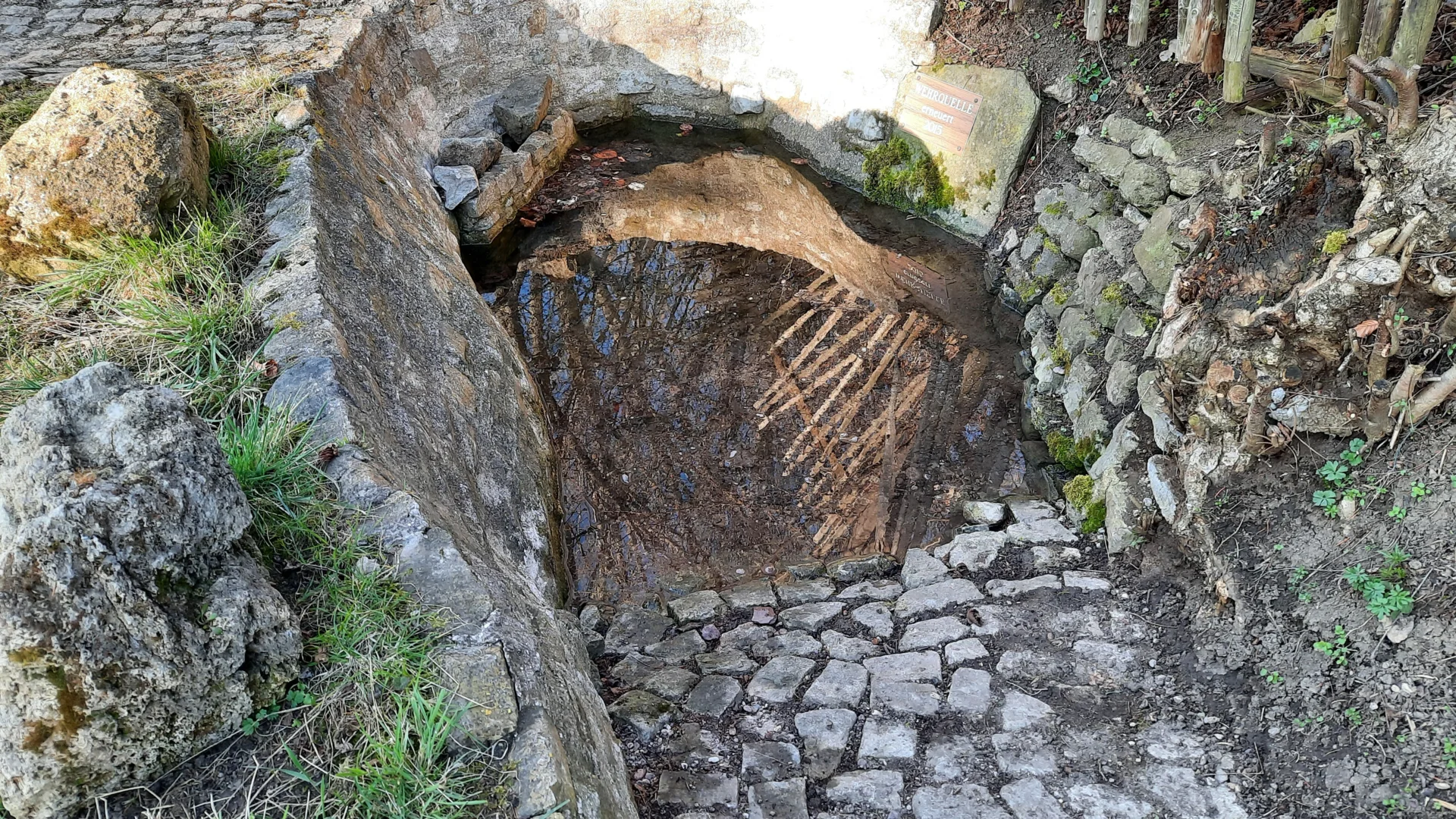 Bild: Die Wehrquelle sprudelt kurzzeitig nach der Schneeschmelze im Frühjahr 2021.