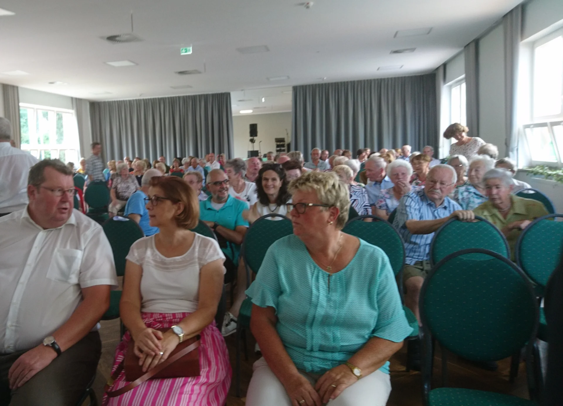 Bild: Der Saal war gut gefüllt, denn das Dorf nahm großen Anteil.