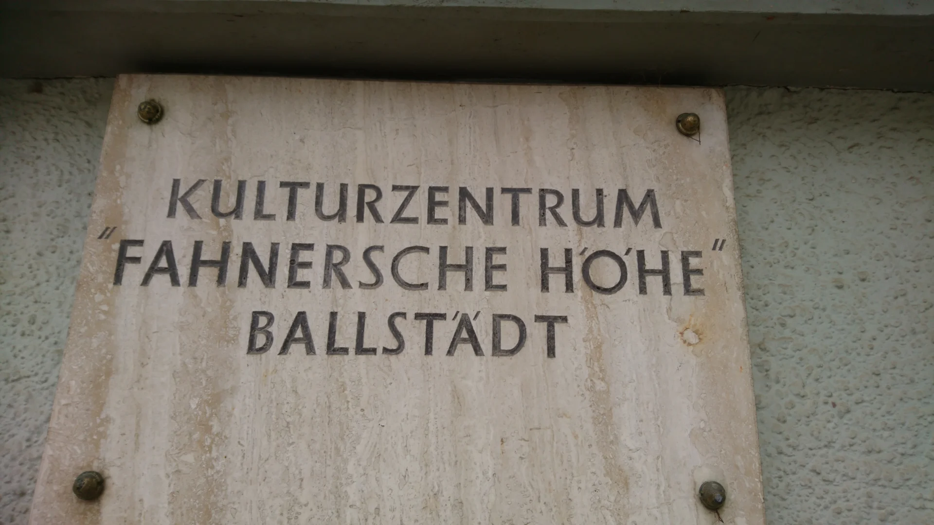 Bild: Namenstafel über dem Haupteingang