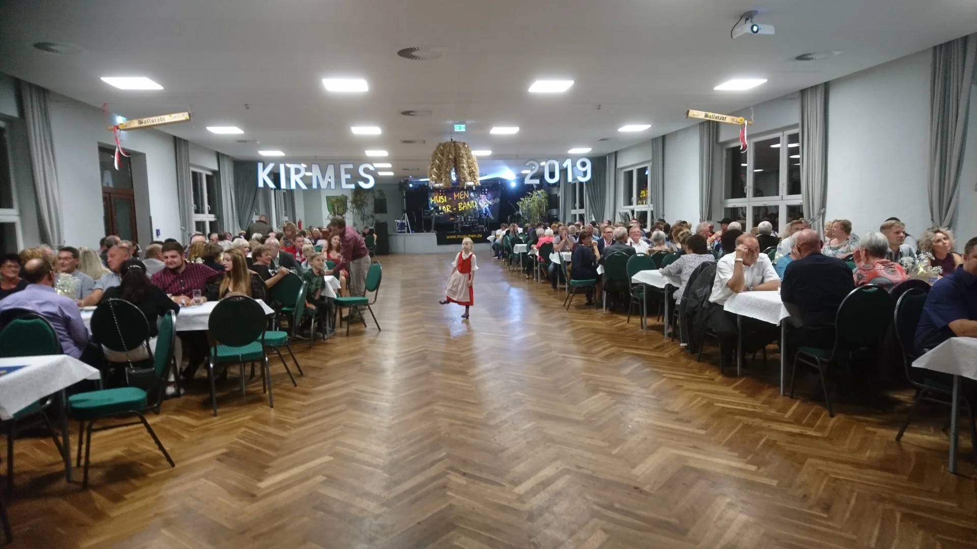 Bild: Die Gäste warten gespannt auf den Einmarsch der Kirmesgesellschaft.