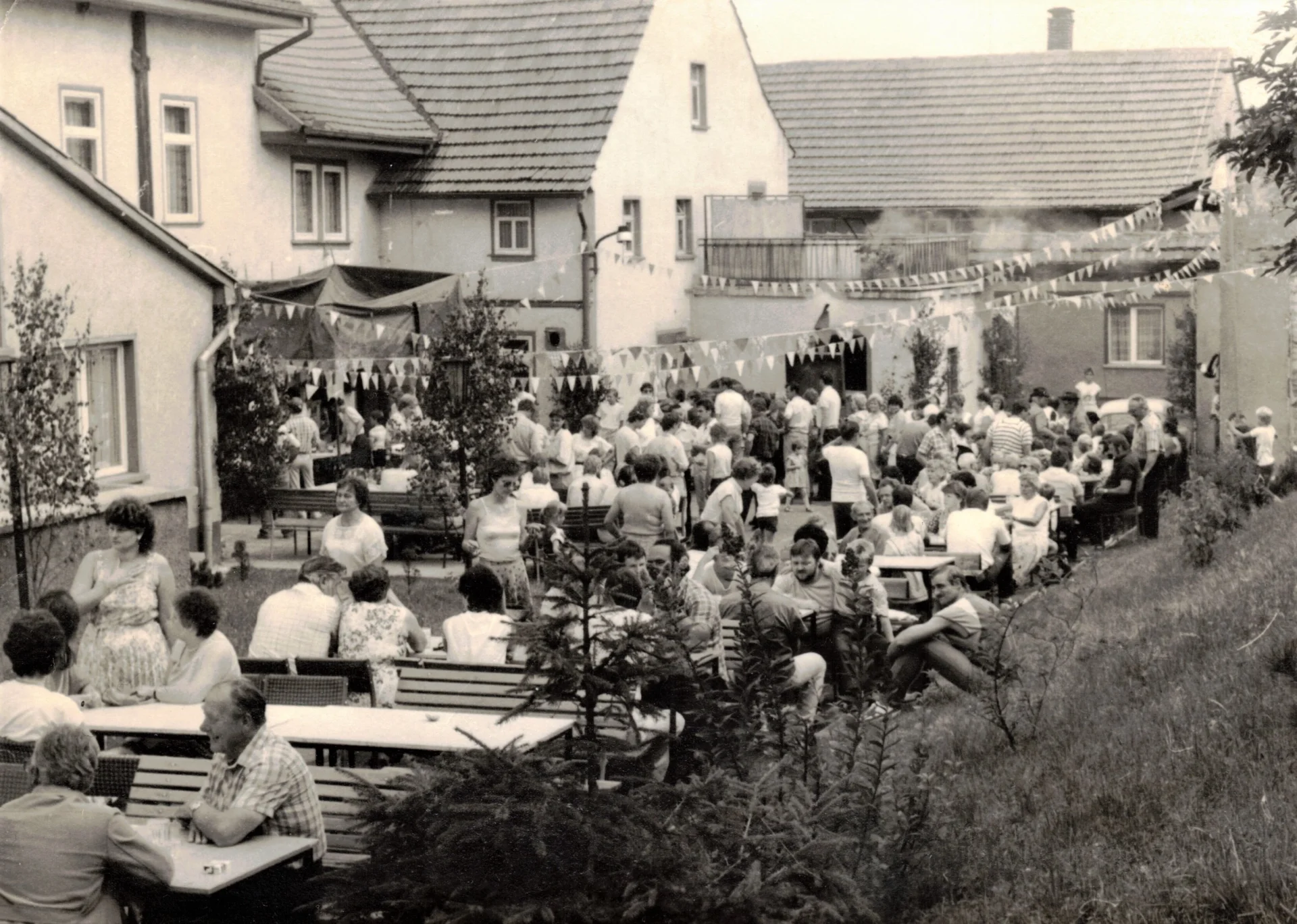 Bild: Das Anbringen der Tafel mit dem Namen „Kulturhaus Fahnersche Höhe“ im Sommer 1985 wurde mit einem Fest verbunden.