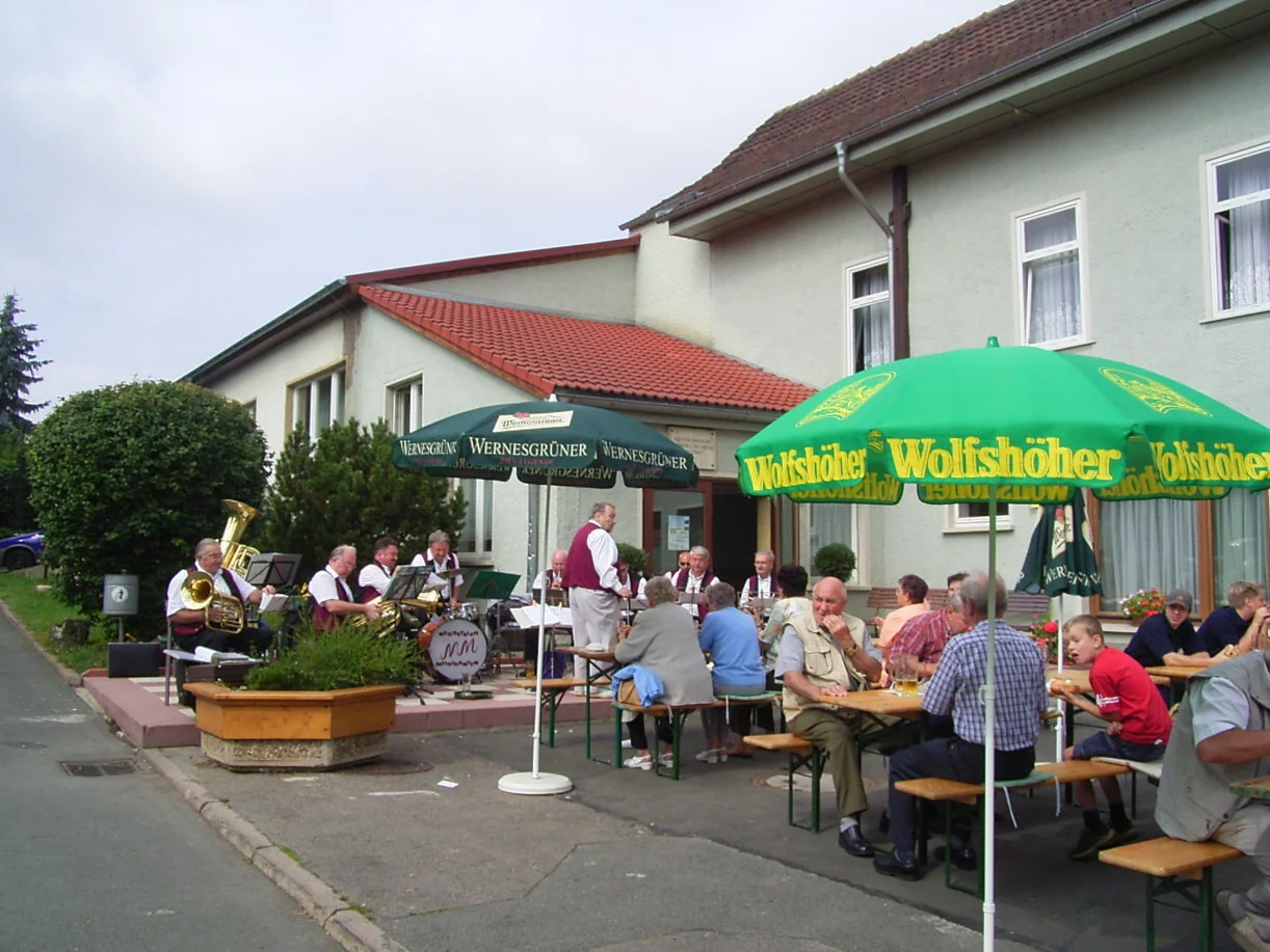 Bild: Zum 30-jähringen Bestehen des Kulturhauses wurde drinnen und draußen tüchtig gefeiert.