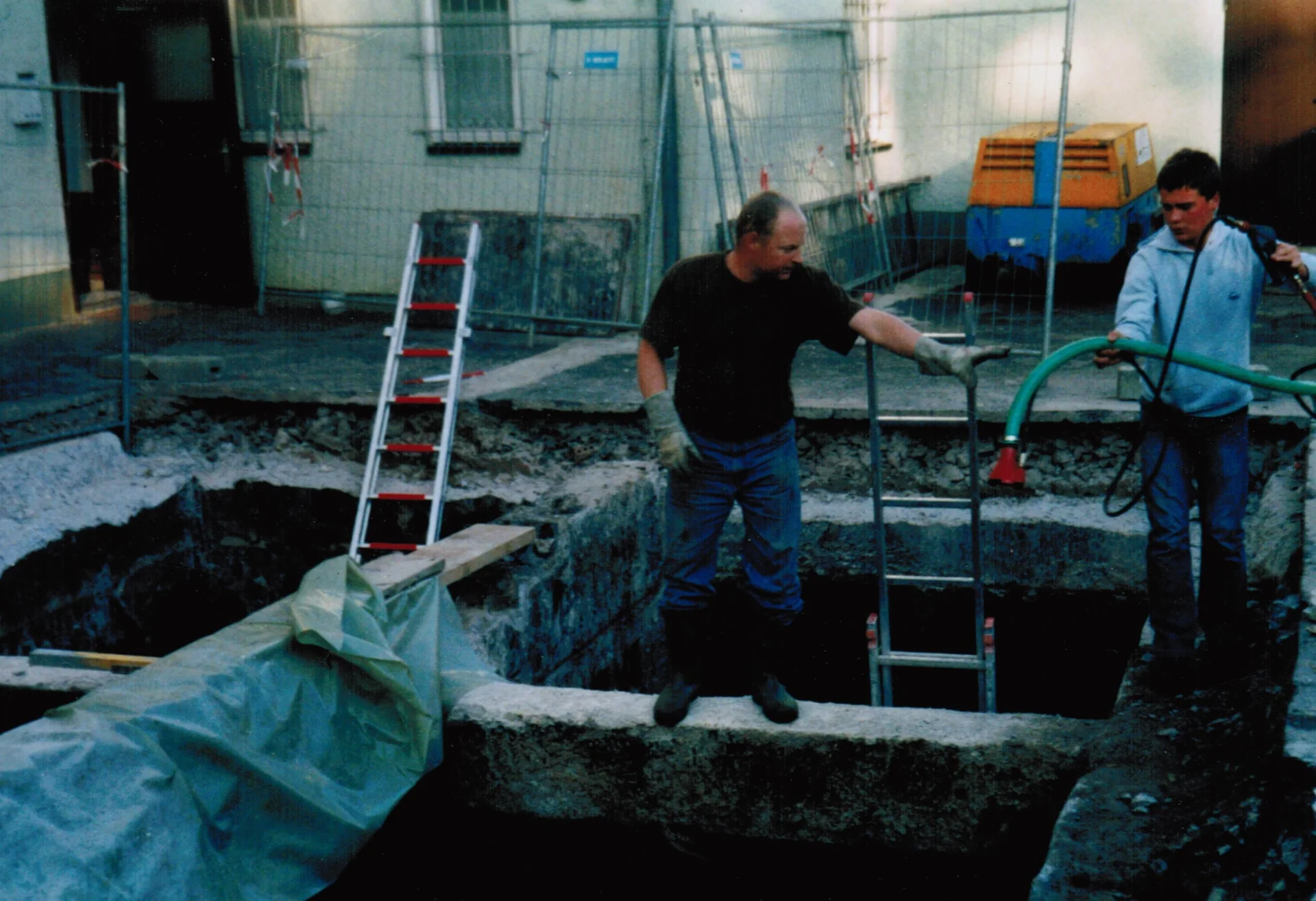 Bild: Ende 2008 stürzte auf dem Hof ein Teil der Klärgrube ein. Das Kulturhaus war damals und ist auch heute noch nicht an das Klärwerk angeschlossen. Die Klärgrube ist somit weiterhin nötig. Die Instandsetzung übernahm die Firma Helmut Müller aus Warza.