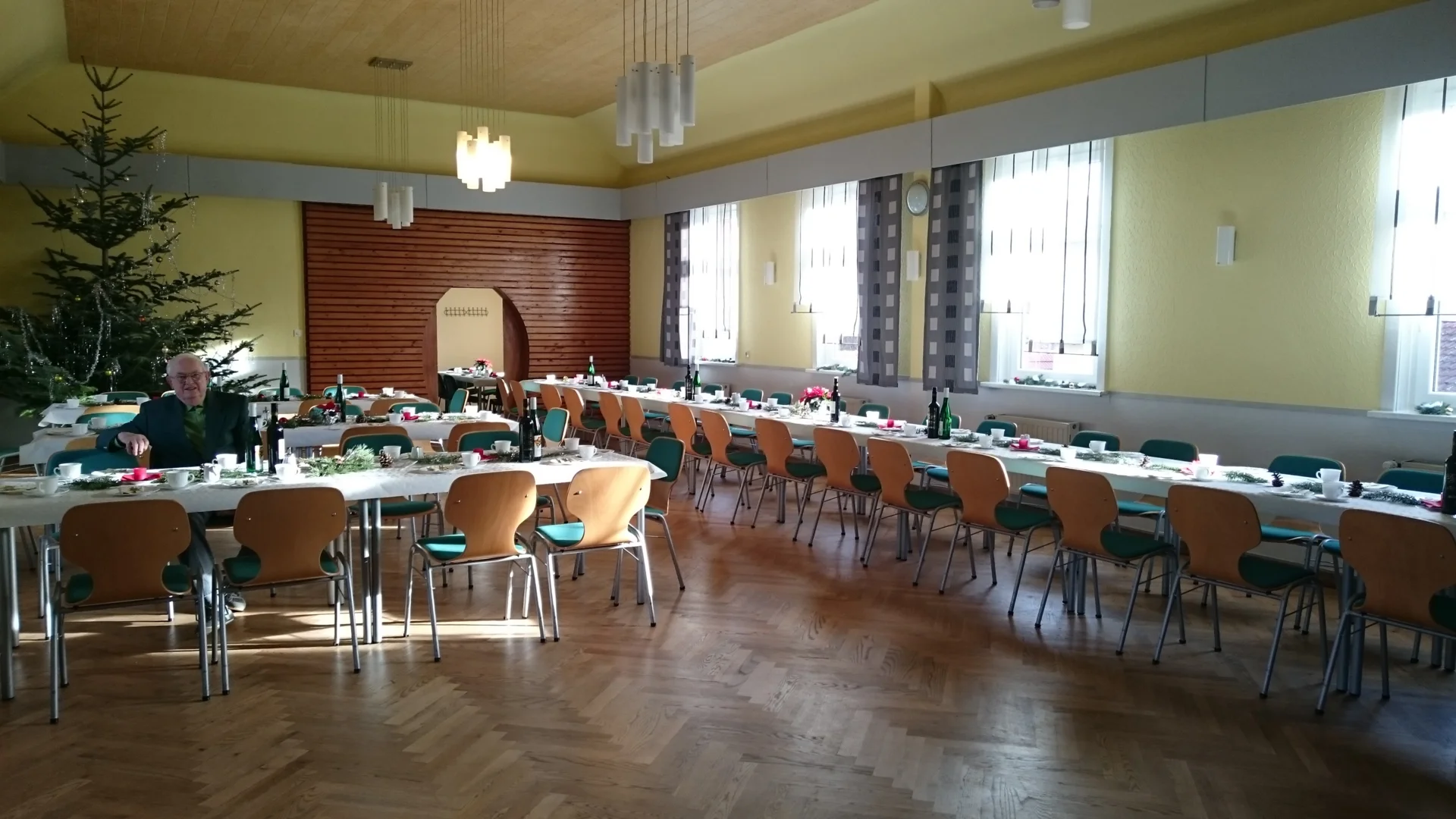Bild: Der „neue“ Kleine Saal ist zur Rentnerweihnachtfeier geschmückt.
