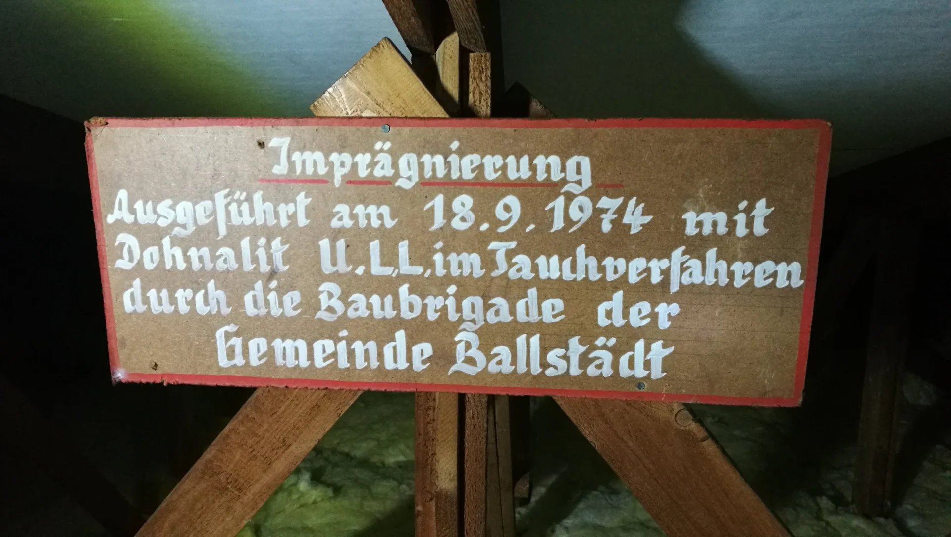 Bild: Bei der Begehung des Dachbodens fand sich dieses Schild der Baubrigade Ballstädt aus der Zeit der Errichtung des Kulturhauses.