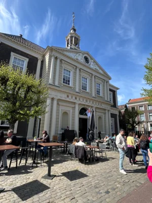 Vorplatz Schiedam  (Bild vergr&ouml;&szlig;ern)