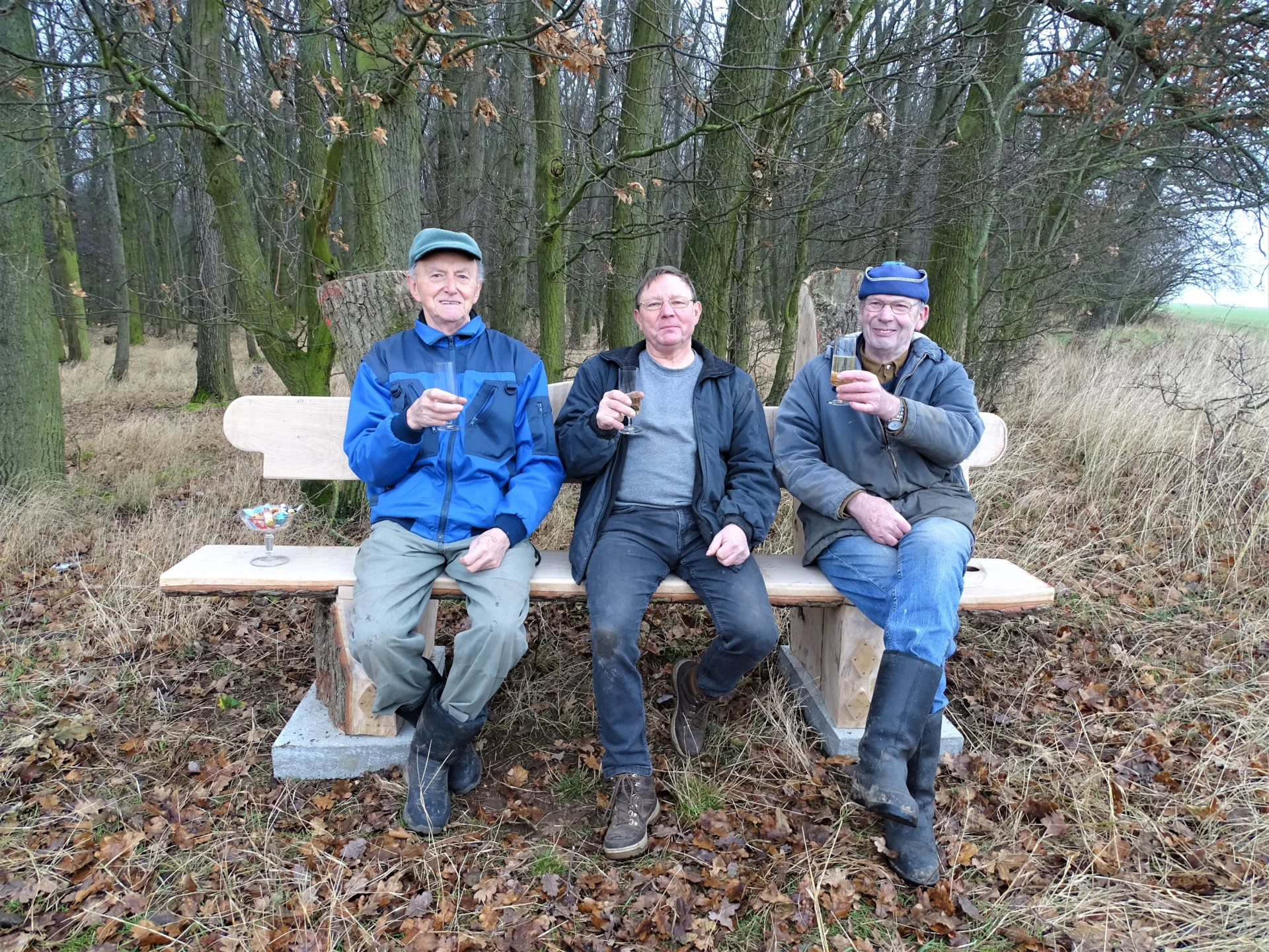 Bild: Hans Breithaupt, Kurt Kolbe und Harwig Stüber stoßen auf das gelungene Werk an.