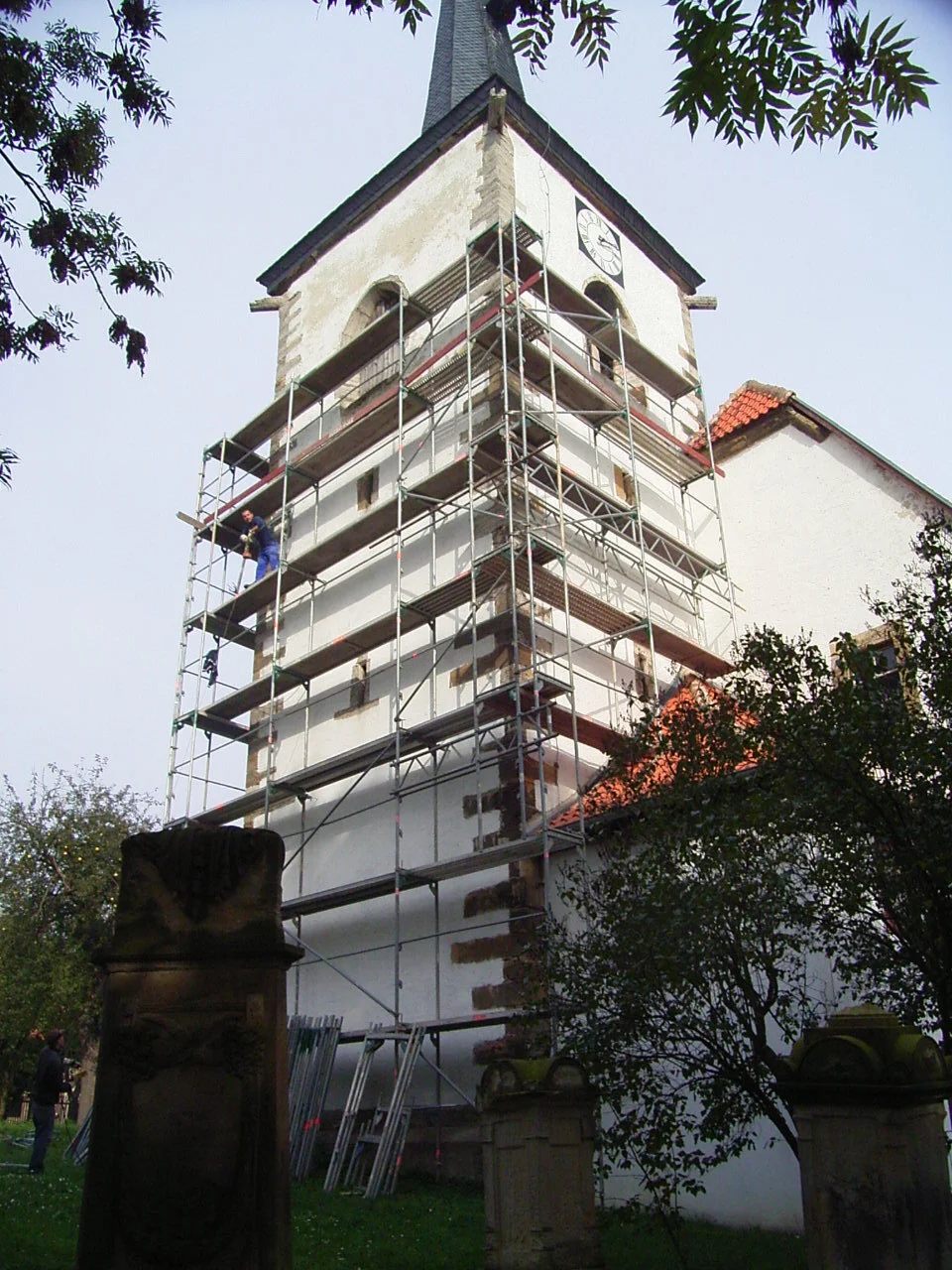 Bild: Eingerüsteter Kirchturm