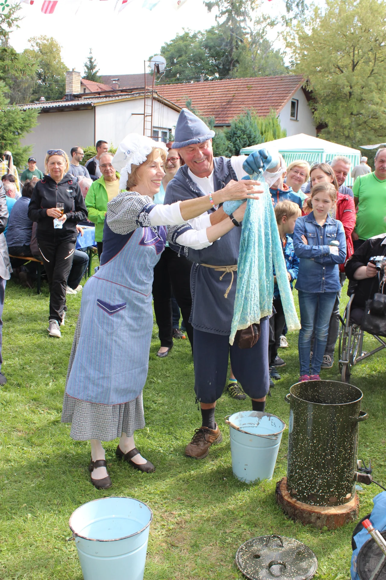 Bild: Martha und Klaus Wittich freuen sich über die gelungene Färbung.