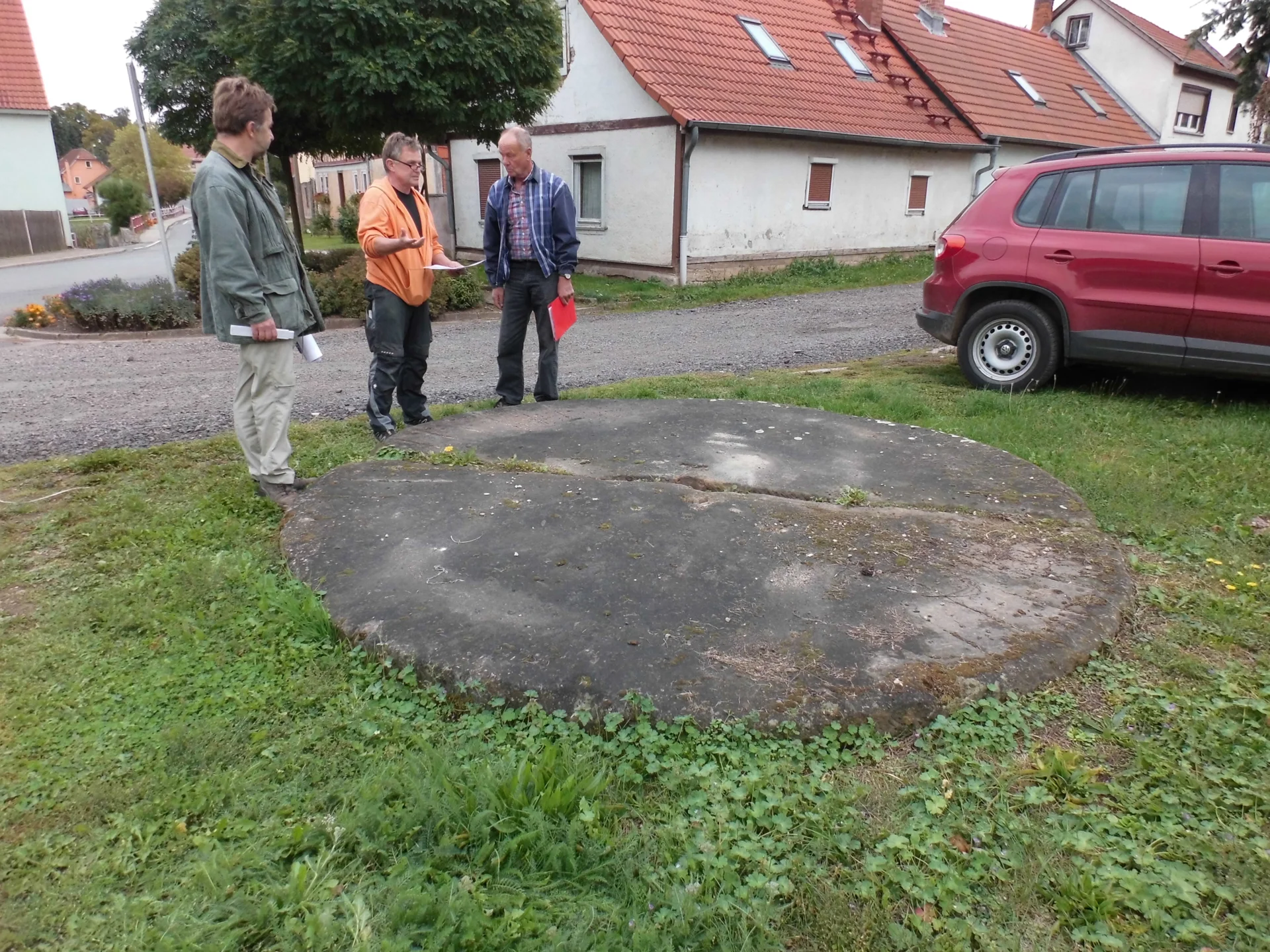 Bild: Tennenstein von 1378, einzig verbliebenes Teil der ehemaligen Waidmühle von Ballstädt, Lutz Allstedt, Detlef Eisenhardt, Klaus Wittich