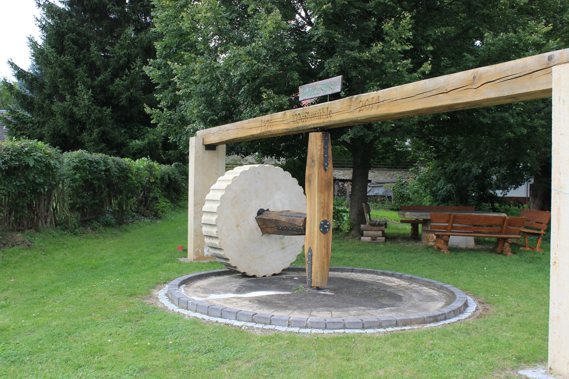 Bild: Die am 21.10.2014 fertiggestellte Waidmühle mit dem Sandsteintisch im Hintergrund (Foto: Sabine Weyda)