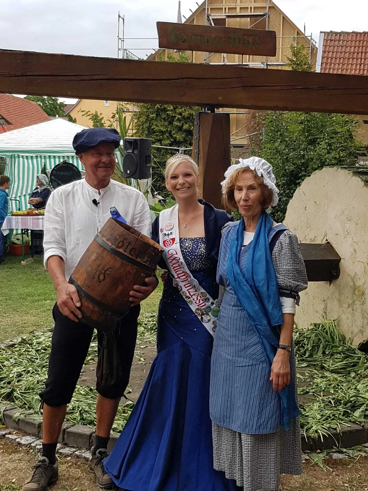 Bild: Waidfest im Mai 2019 mit Waidprinzessin Eileen aus Wenigensömmern, die zwischen Klaus und Martha Wittich steht. (Foto Sabine Weyda)