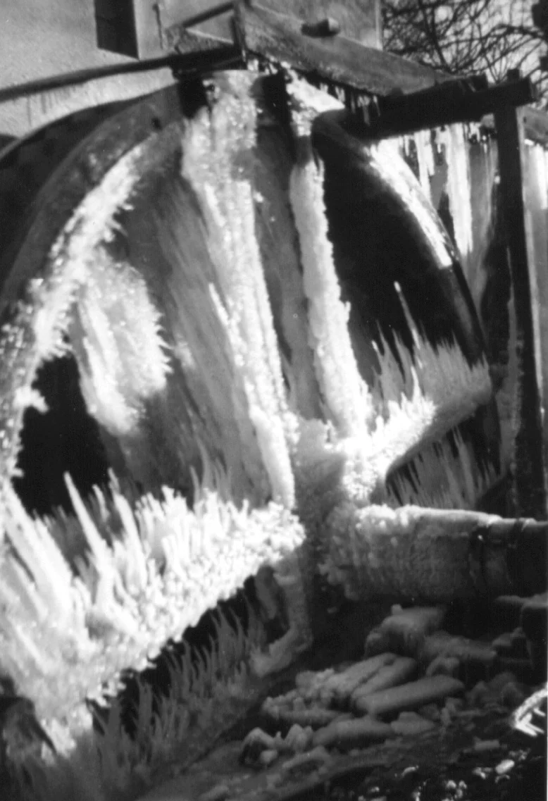 Bild: Mittelmühle mit vereistem Mühlrad im Winter