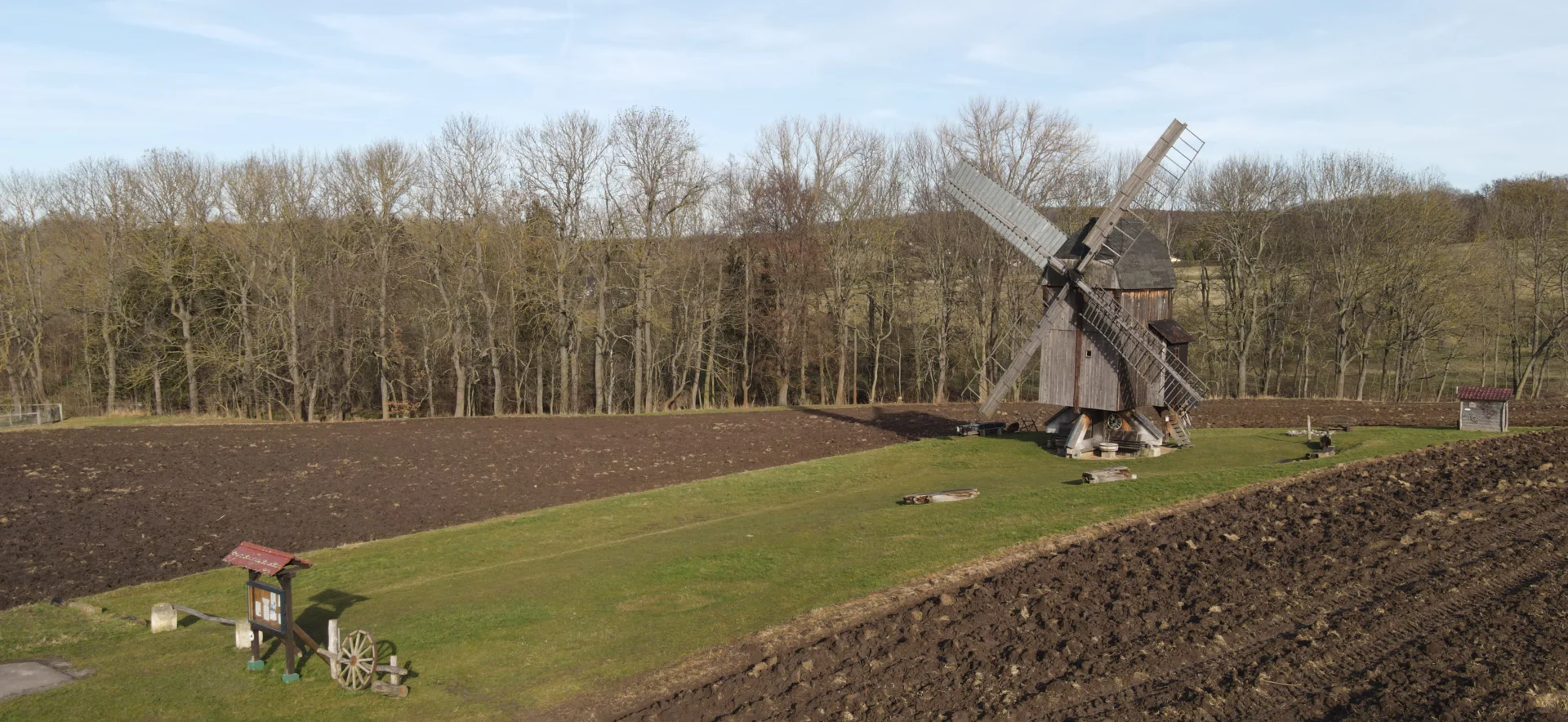 Bild: Windmühle, Mittelmühle an der Tonna (zwischen den Bäumen) und die Kreisstraße K19 (Foto Ronald Bellstedt)