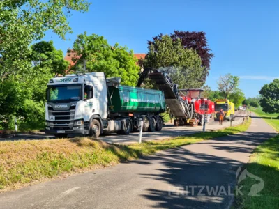 Foto des Albums: Große Maschine fräste in der Meyenburger Chaussee die Asphaltdecke ab