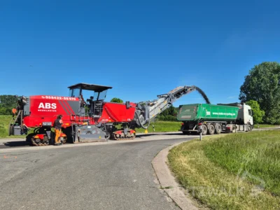 Foto des Albums: Große Maschine fräste in der Meyenburger Chaussee die Asphaltdecke ab
