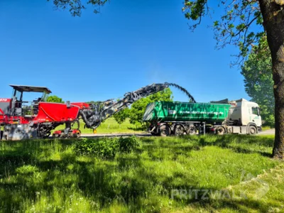 Foto des Albums: Große Maschine fräste in der Meyenburger Chaussee die Asphaltdecke ab