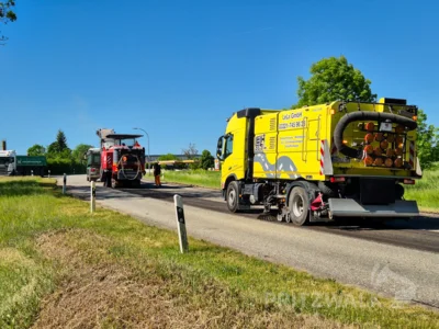 Foto des Albums: Große Maschine fräste in der Meyenburger Chaussee die Asphaltdecke ab