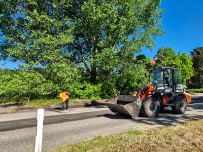 Foto des Albums: Große Maschine fräste in der Meyenburger Chaussee die Asphaltdecke ab