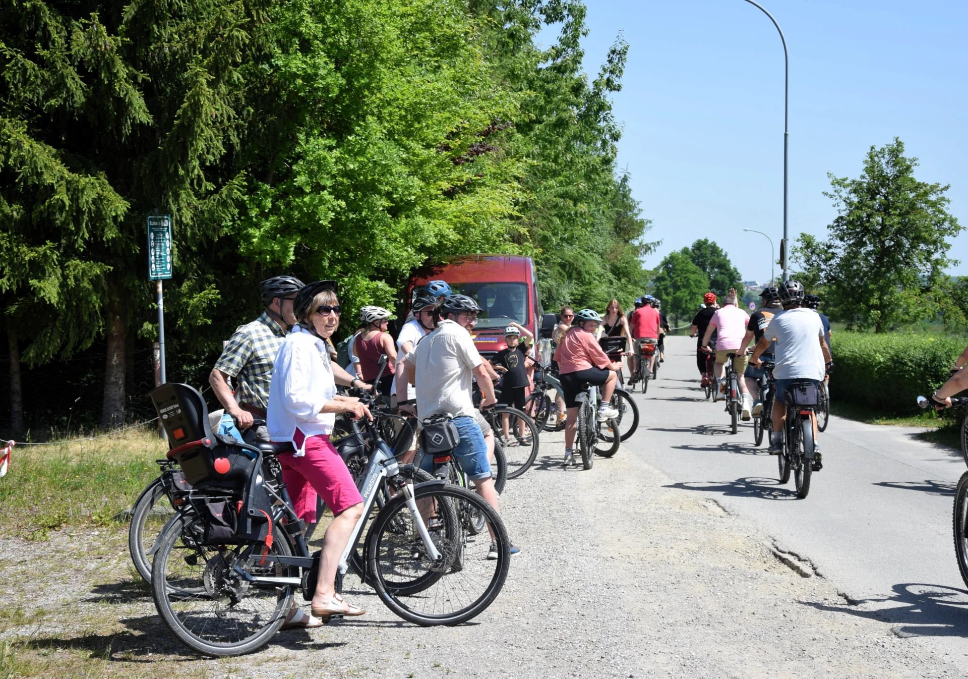 Bild: Alberweiler wartet am Baggersee auf die Fahrradgruppe.