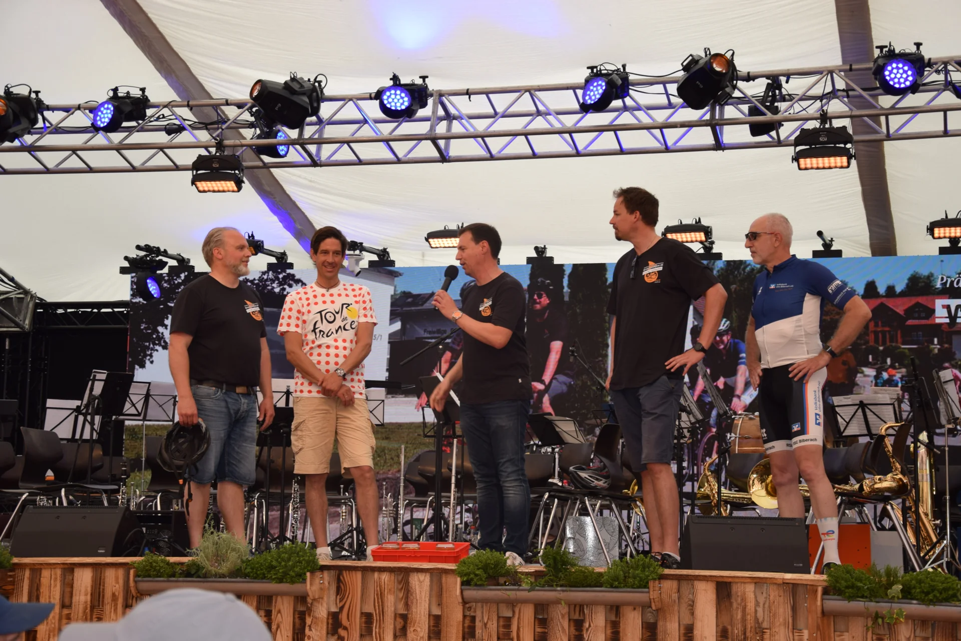 Bild: Begrüßung und viel Beifall im Festzelt.