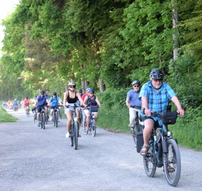 Die Karawane der Biker wird immer l&auml;nger...  (Bild vergr&ouml;&szlig;ern)