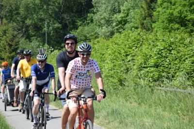 .. kurzer neidischer Blick auf die Wasserb&uuml;ffel, das Tandem-Duo f&auml;hrt unbeeindruckt weiter.  (Bild vergr&ouml;&szlig;ern)