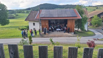 Rund 80 Gl&auml;ubige waren zur Maiandacht am Bartlberg gekommen.  (Bild vergr&ouml;&szlig;ern)