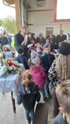 Der Geistliche erteilte den zahlreichen Kindern den Einzelsegen.  (Bild vergr&ouml;&szlig;ern)