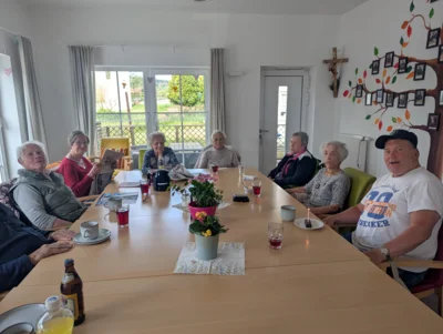 In geselliger Runde beginnt der Tag in der Tagespflege.  (Bild vergr&ouml;&szlig;ern)