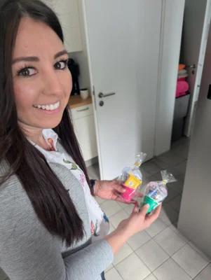 Katharina Hoffmann zeigt kleine Geschenke, die zu Vater- und Muttertag verteilt wurden.  (Bild vergr&ouml;&szlig;ern)