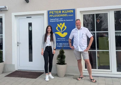 Peter Kuhn &uuml;bergibt die Leitung der Einrichtung &bdquo;Pflegeinsel Peter Kuhn&ldquo; an Katharina Hoffmann.  (Bild vergr&ouml;&szlig;ern)