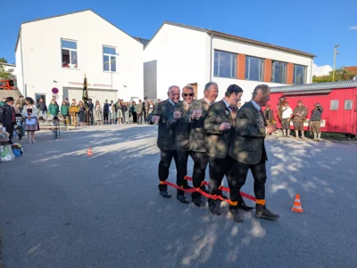 Pr&uuml;fung der Koordination und Teamf&auml;higkeit: Mit Fu&szlig;fesseln und vollem Schnapsglas ging&acute;s synchron durch einen Parcours.  (Bild vergr&ouml;&szlig;ern)