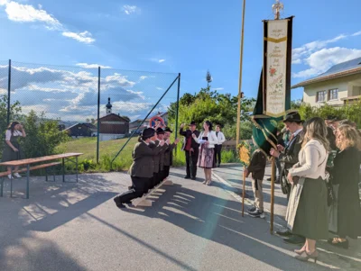 Beim Holzscheit-Knien wurde des &Ouml;fteren angesto&szlig;en.  (Bild vergr&ouml;&szlig;ern)