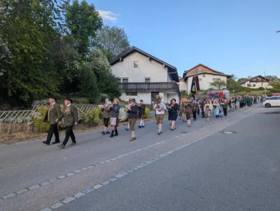 Im Gleichschritt marschierten die Sch&uuml;tzen zur Feier im Vereinslokal.  (Bild vergr&ouml;&szlig;ern)