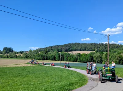 Nach einer kleinen Oldtimer-Rundfahrt wurde in Kolonne die Kapelle am Thannhof bei Prackenbach angesteuert.  (Bild vergr&ouml;&szlig;ern)