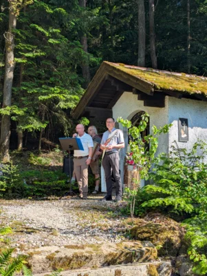 Bei der idyllisch gelegenen Kapelle gestaltete Diakon Martin Peintinger (r.) eine Maian-dacht.  (Bild vergr&ouml;&szlig;ern)