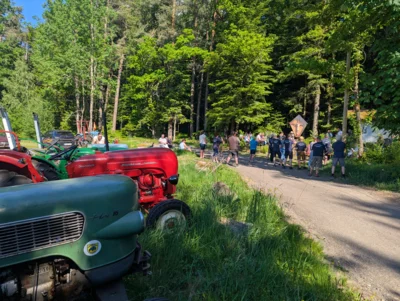 Zahlreiche Gl&auml;ubige waren mit Oldtimern oder zu Fu&szlig; gekommen.  (Bild vergr&ouml;&szlig;ern)