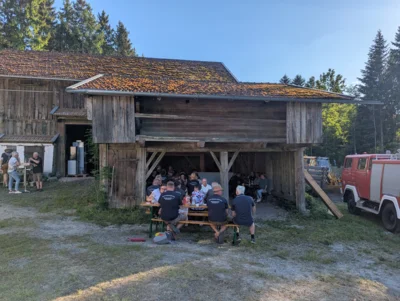 Im Anschluss sa&szlig; man noch lange beim Grillabend beisammen.  (Bild vergr&ouml;&szlig;ern)