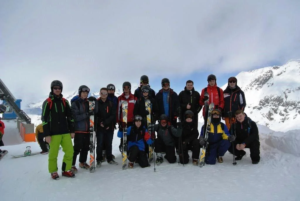 Bild: Gruppenbild mit Lehrer am Bergrestaurant Eissee in 2800 Meter Höhe